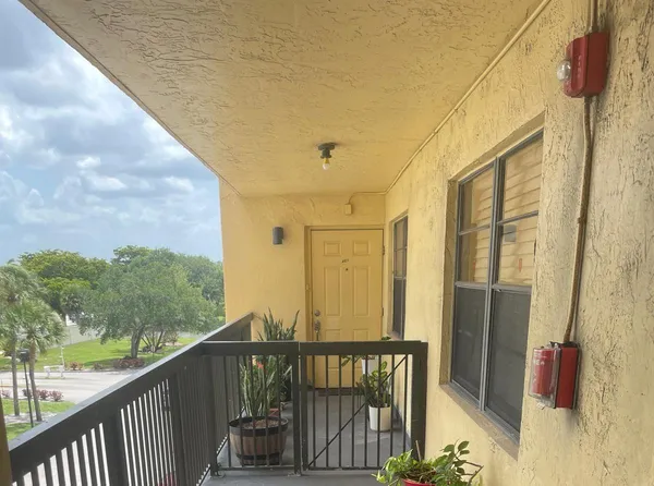 $2,000 | 6475 West Oakland Park Boulevard, Unit 401, Lauderhill, FL 33313