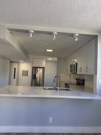 $2,000 | 6475 West Oakland Park Boulevard, Unit 401, Lauderhill, FL 33313