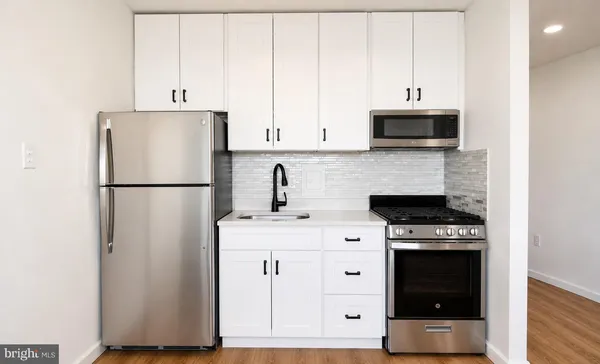 $1,695 | 10201 Grosvenor Place, Unit 1702, Rockville, MD 20852