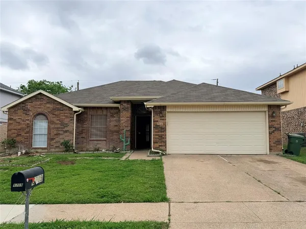$2,195 | 6709 Pecanwood Drive, Arlington, TX 76001