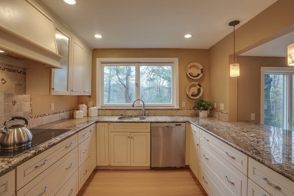 141 Perkins Row Topsfield, MA 01983 - Photo 8 of 37