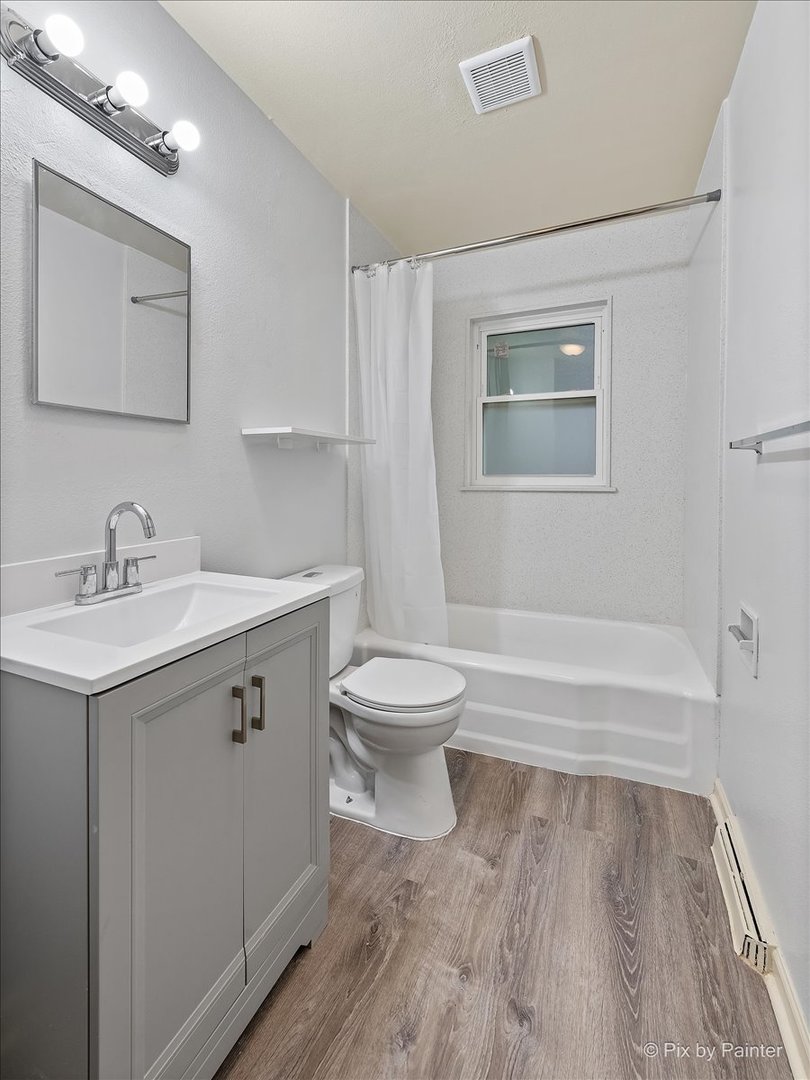 288 North Addison Road Wood Dale, IL 60191 - Photo 17 of 23 a bathroom with a toilet sink and a bathtub