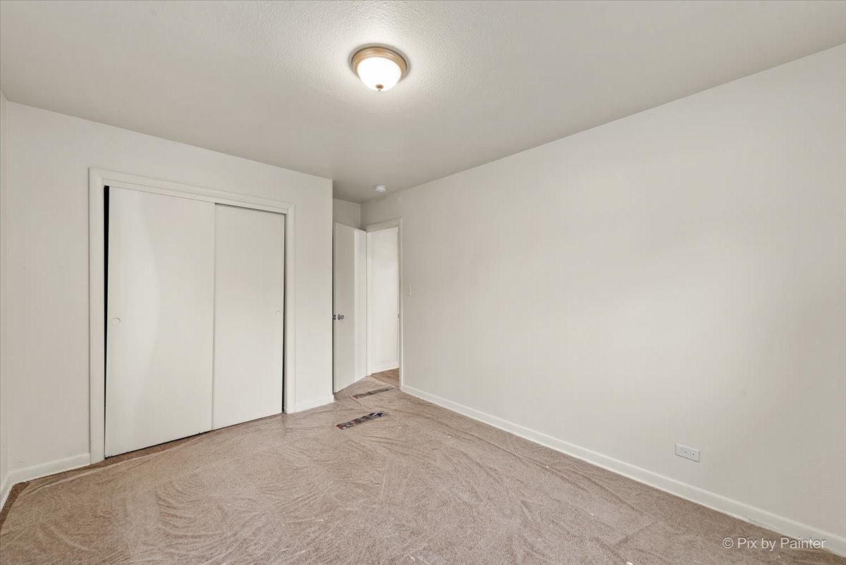 288 North Addison Road Wood Dale, IL 60191 - Photo 21 of 23 an empty room with an entryway