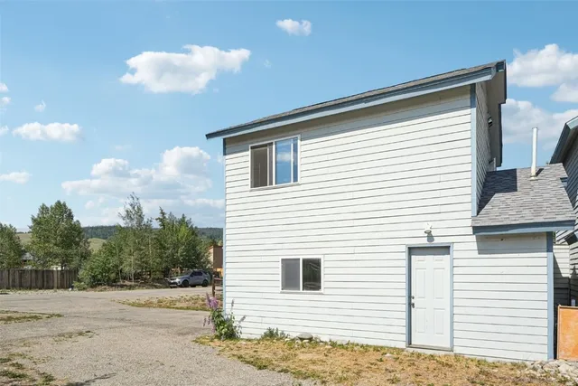 a view of a house with a backyard