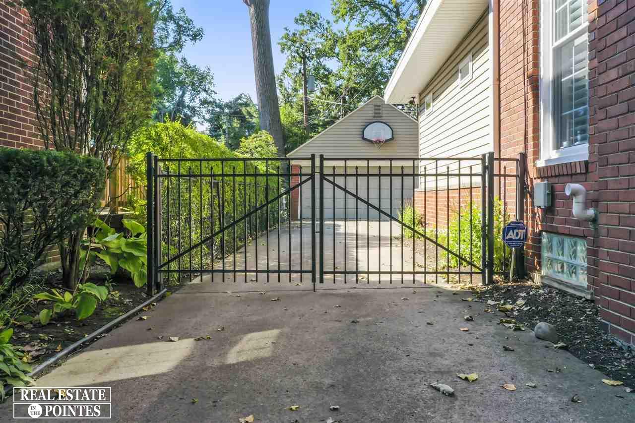 1887 Broadstone Road Grosse Pointe Woods, MI 48236 - Photo 32 of 41