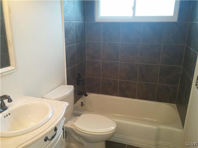 1650 Stoke Park Road Bethlehem, PA 18017 - Photo 8 of 15 First-Floor Full Bathroom