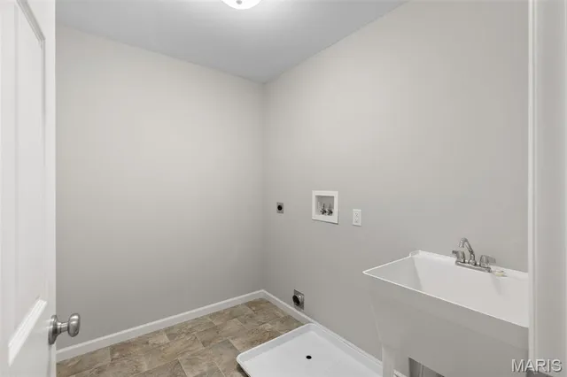 $652,268 | 2213 Rule Avenue, Maryland Heights, MO 63043