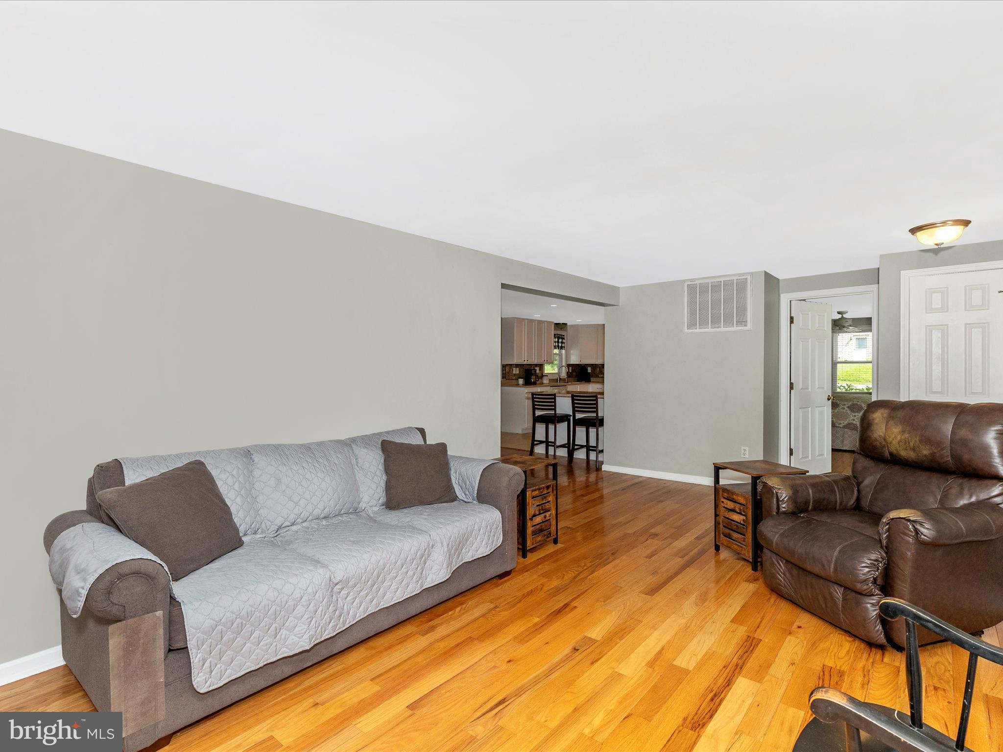13240 Edgemont Road Smithsburg, MD 21783 - Photo 4 of 25 Living Room