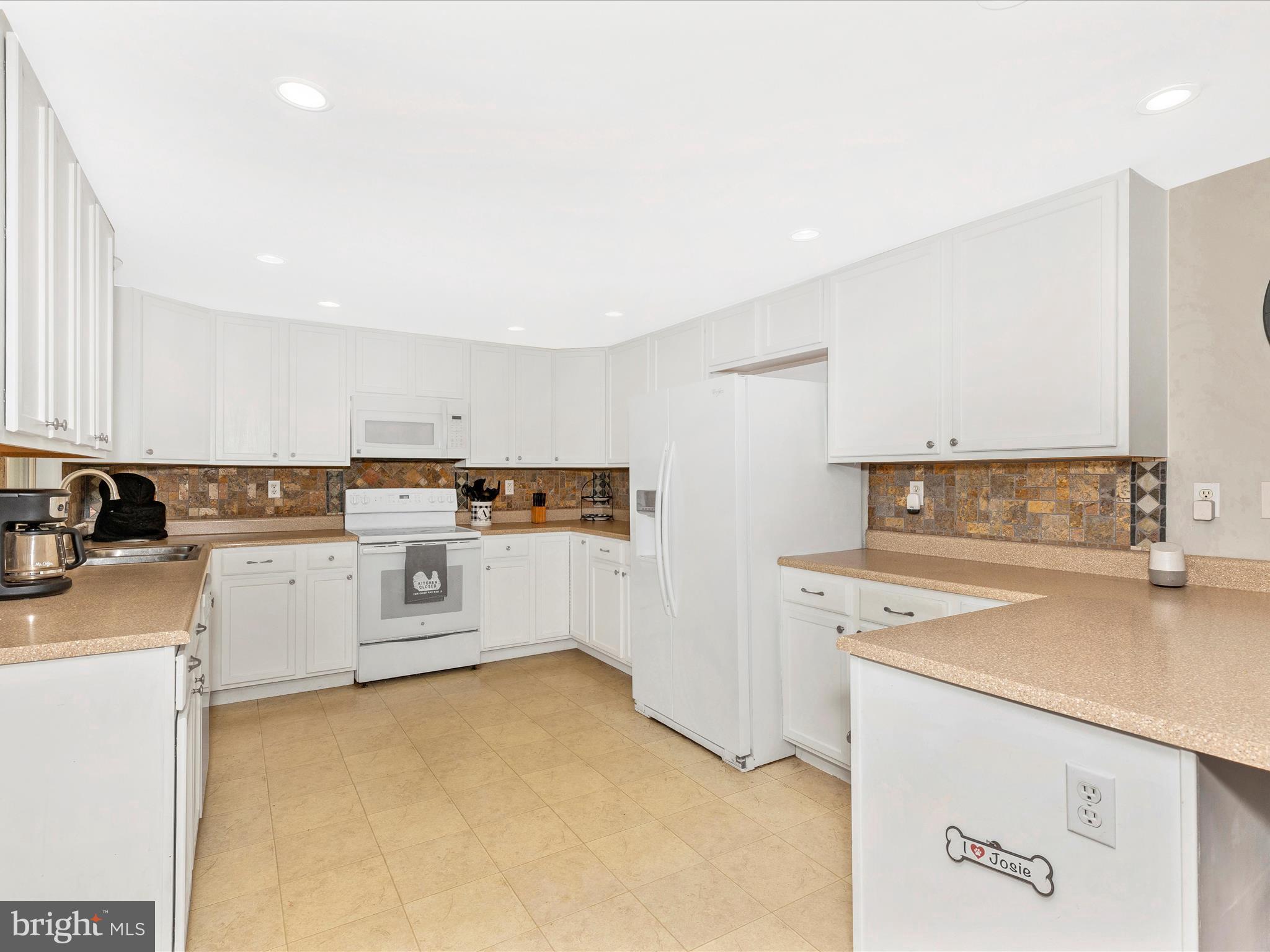 13240 Edgemont Road Smithsburg, MD 21783 - Photo 6 of 25 Large Open Kitchen