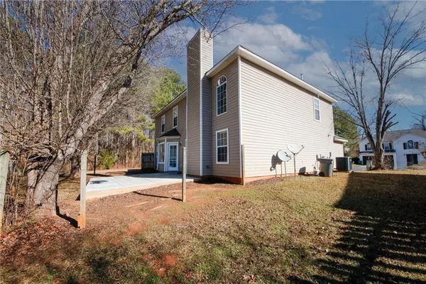 a view of a house with a yard