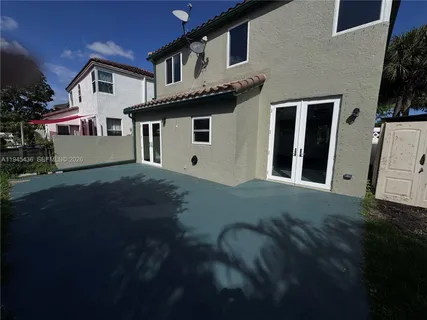 a view of a house with backyard and garden