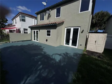 a view of back yard of the house