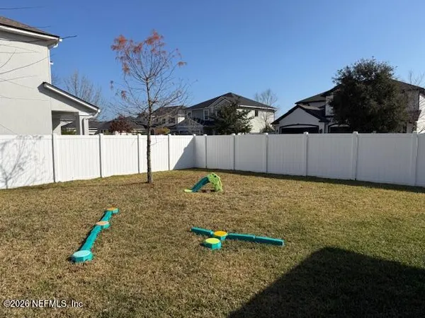 a view of a backyard