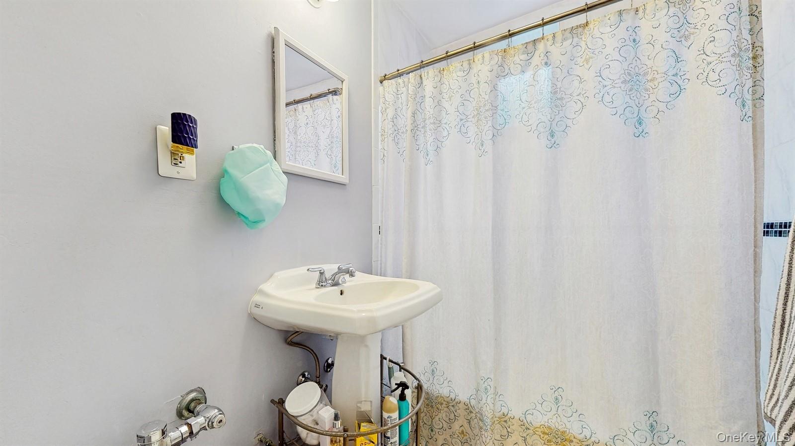 755 Bronx River Road, Unit 6C Bronxville, NY 10708 - Photo 19 of 22 Full bathroom with curtained shower