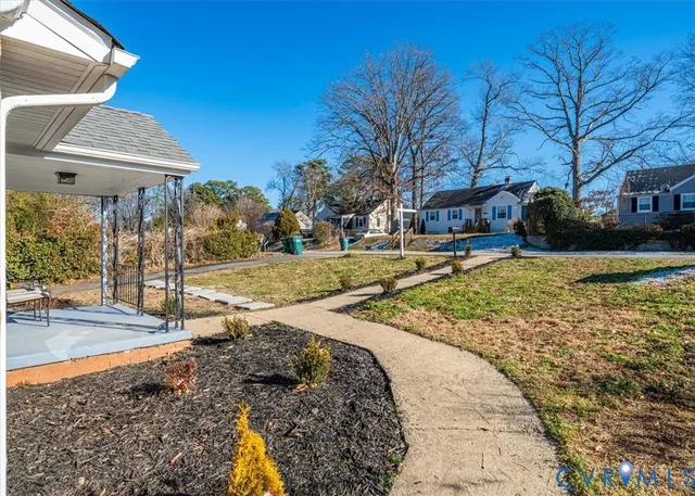 a view of a house with yard and deck