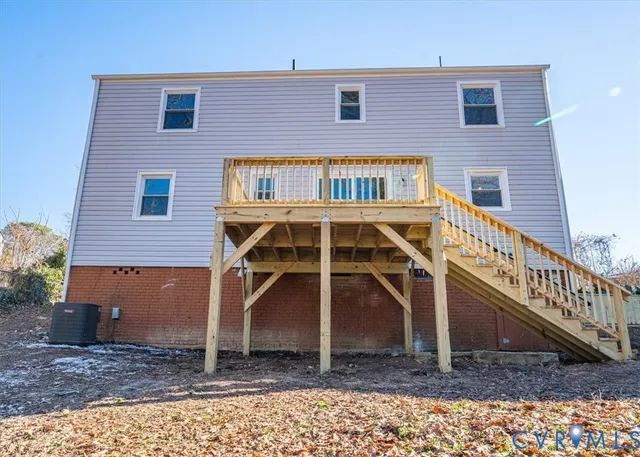 a view of a house with backyard