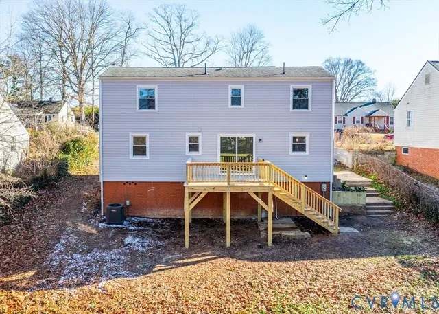 a view of a house with backyard