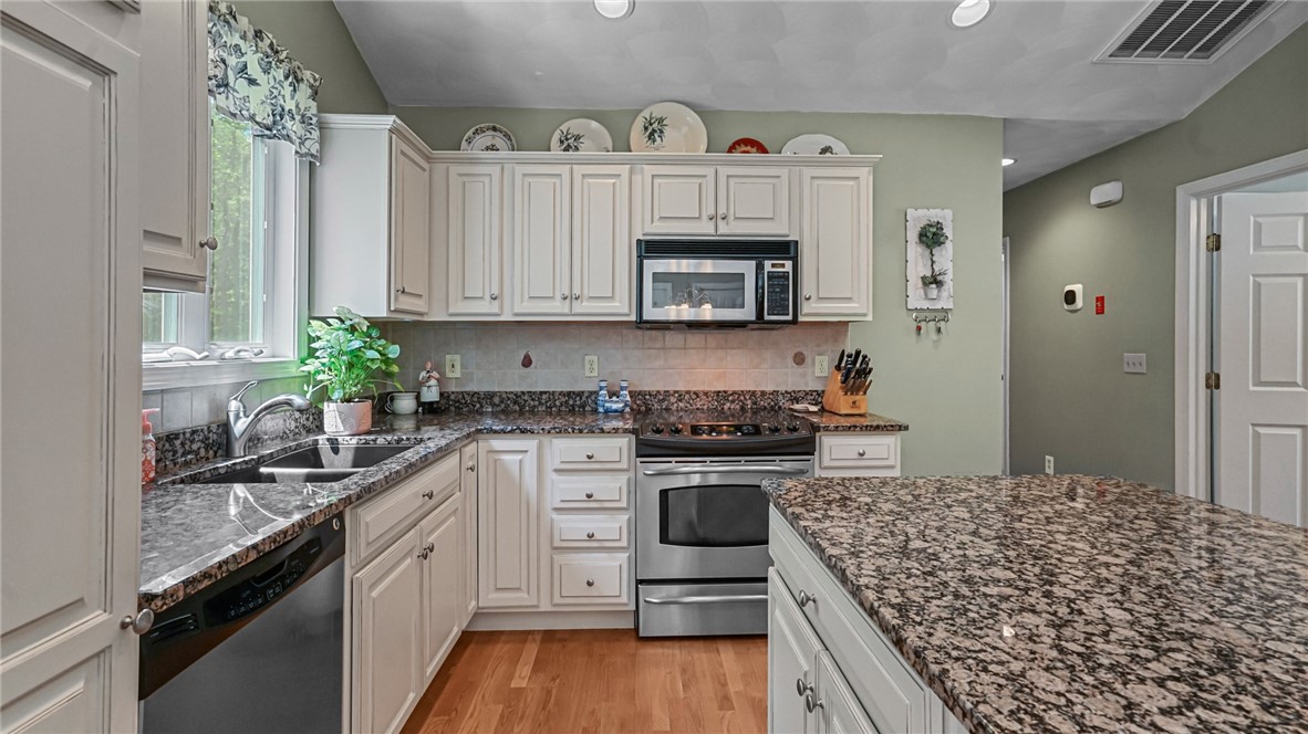 38 Kimberly Lane North Cranston, RI 02921 - Photo 33 of 46