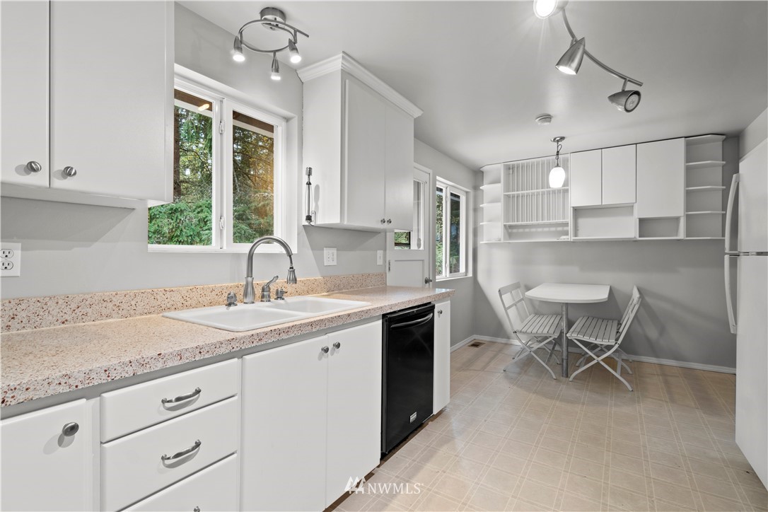 5926 148th Street Southwest Edmonds, WA 98026 - Photo 13 of 23 Gallery Image 13