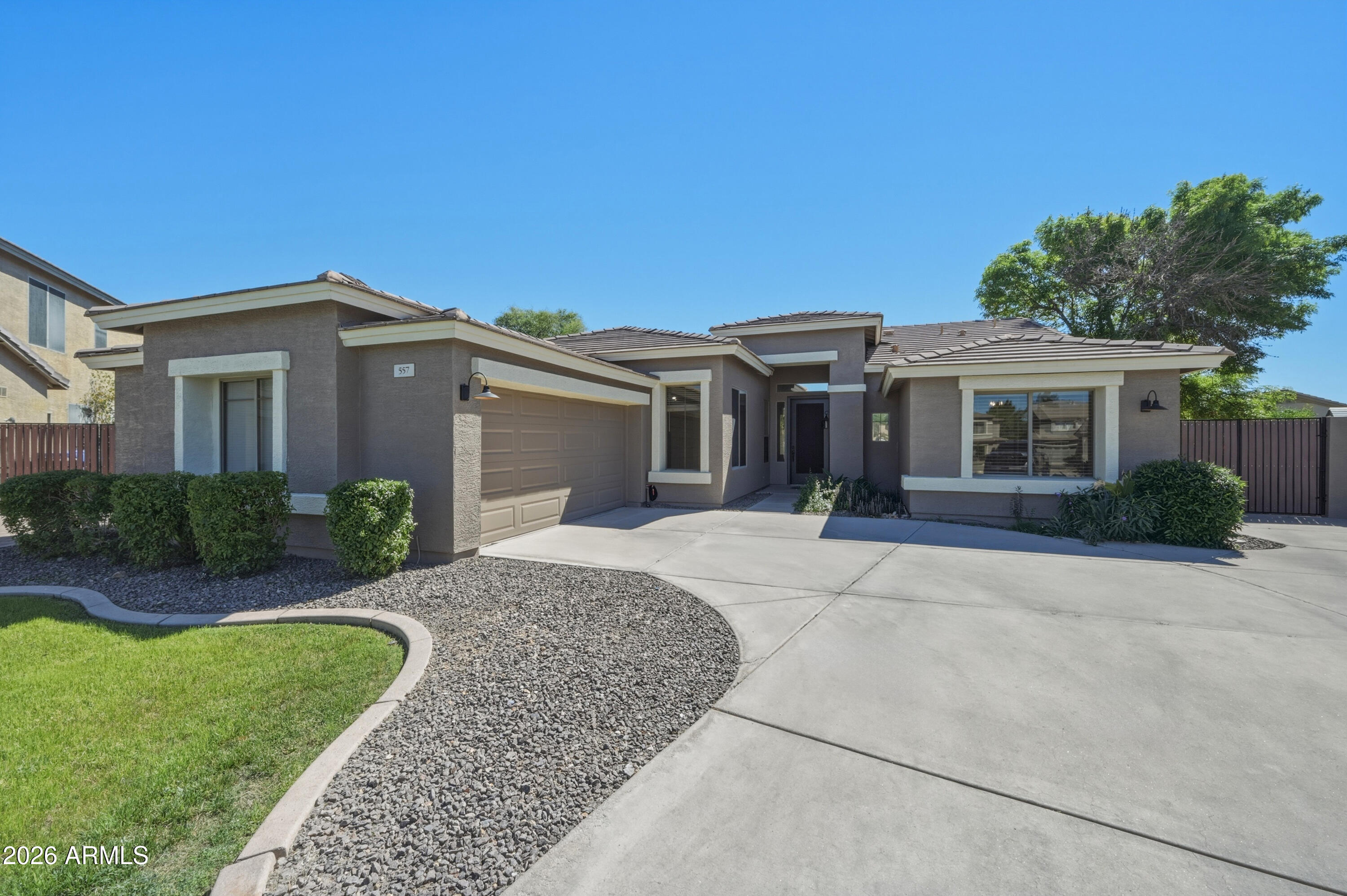 557 South Lemon Court Gilbert, AZ 85296 - Photo 2 of 39 2_008_dsc_7083
