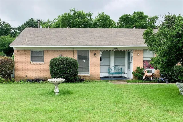 a house that is sitting in the grass