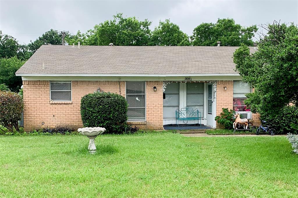 a house that is sitting in the grass