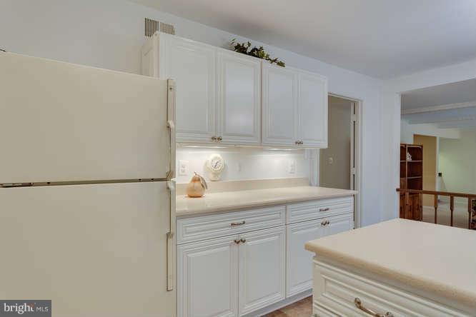 9028 Edgepark Road Vienna, VA 22182 - Photo 12 of 30 Kitchen