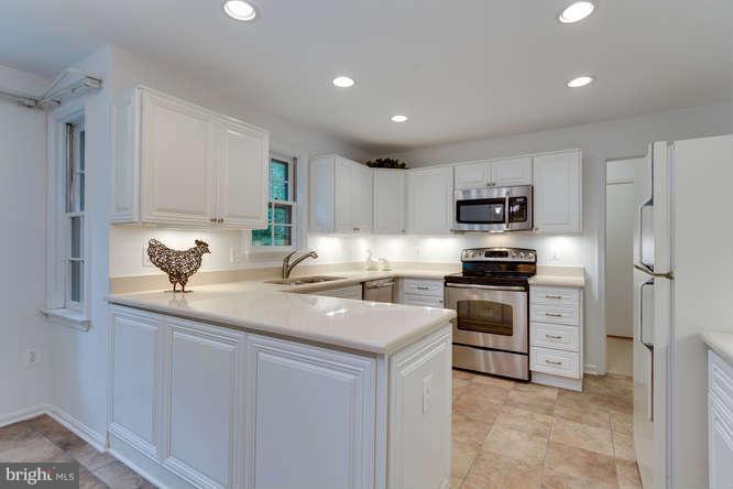 9028 Edgepark Road Vienna, VA 22182 - Photo 9 of 30 Kitchen