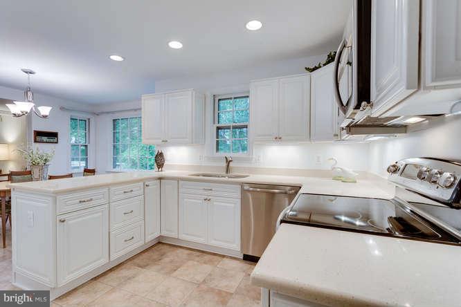 9028 Edgepark Road Vienna, VA 22182 - Photo 10 of 30 Kitchen
