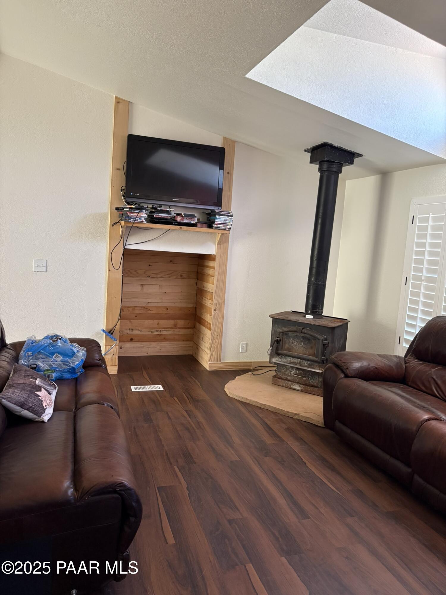 42650 North Wayne Road Ash Fork, AZ 86320 - Photo 24 of 37 a living room with furniture and a flat screen tv