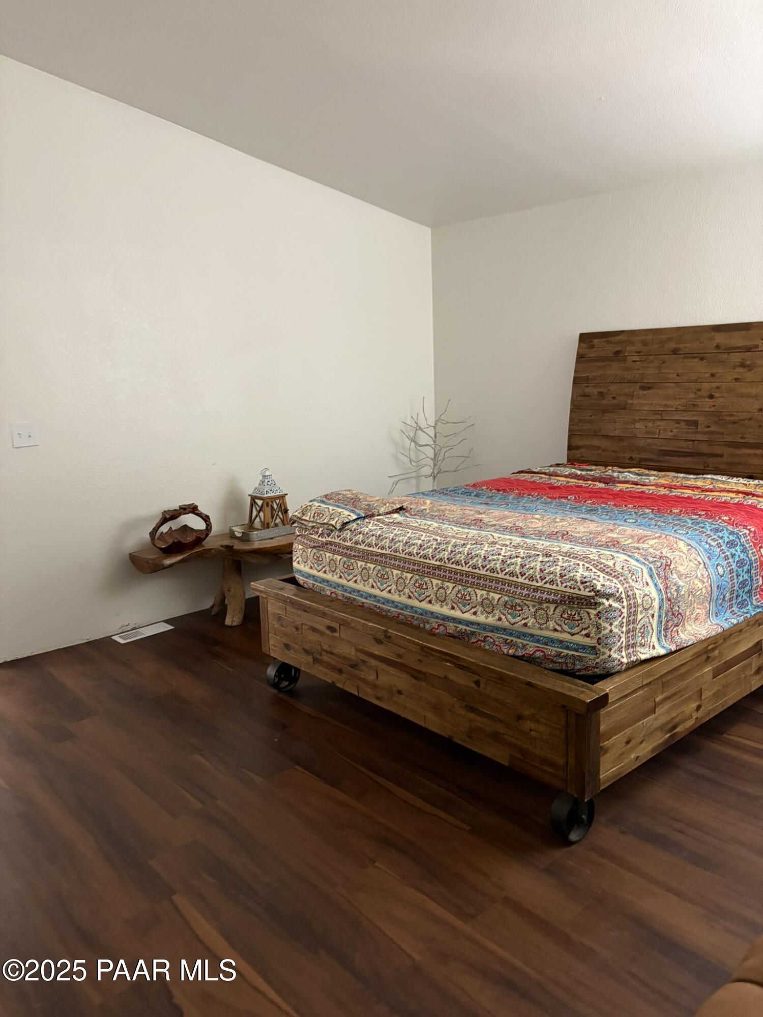 42650 North Wayne Road Ash Fork, AZ 86320 - Photo 35 of 37 a bedroom with a bed and a desk