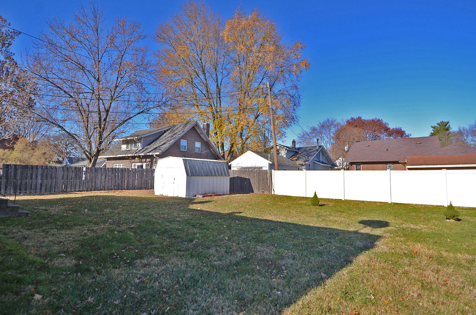 1248 Ottawa Avenue Ottawa, IL 61350 - Photo 3 of 20 a view of a yard with a house