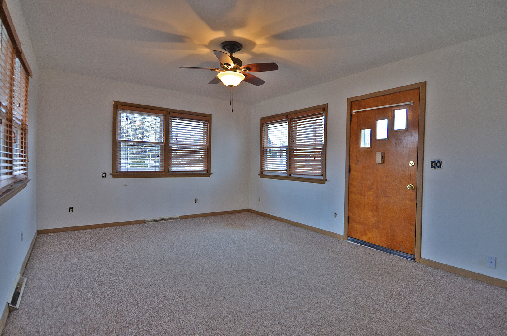 1248 Ottawa Avenue Ottawa, IL 61350 - Photo 6 of 20 a view of an empty room with a window