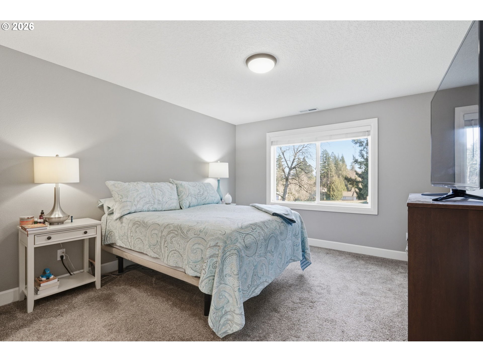 16994 University Avenue Sandy, OR 97055 - Photo 5 of 22 a bedroom with a bed and a tv on the dresser