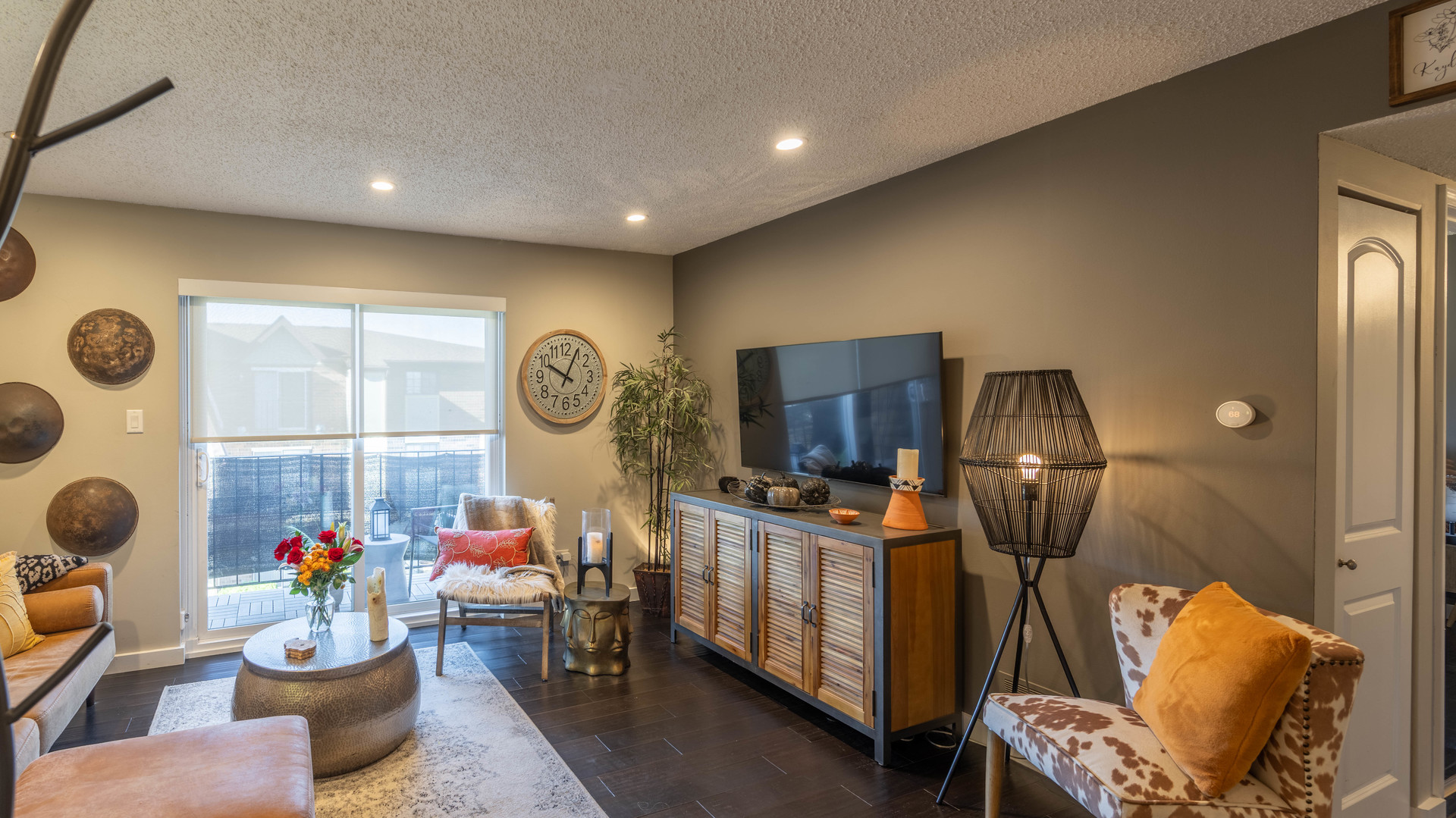 1234 Chalet Road, Unit 301 Naperville, IL 60563 - Photo 3 of 18 a very nice looking room with a big room
