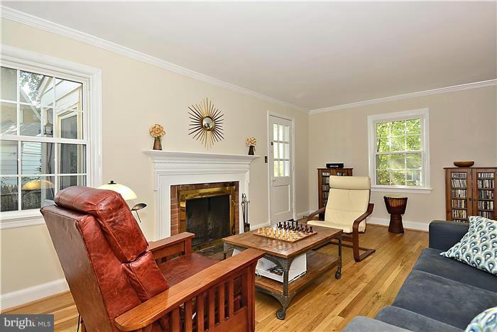 321 Penwood Road Silver Spring, MD 20901 - Photo 4 of 22 Living Room