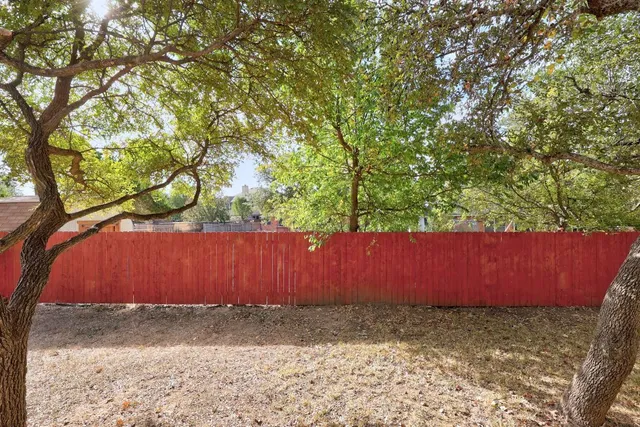 a view of back yard of the house