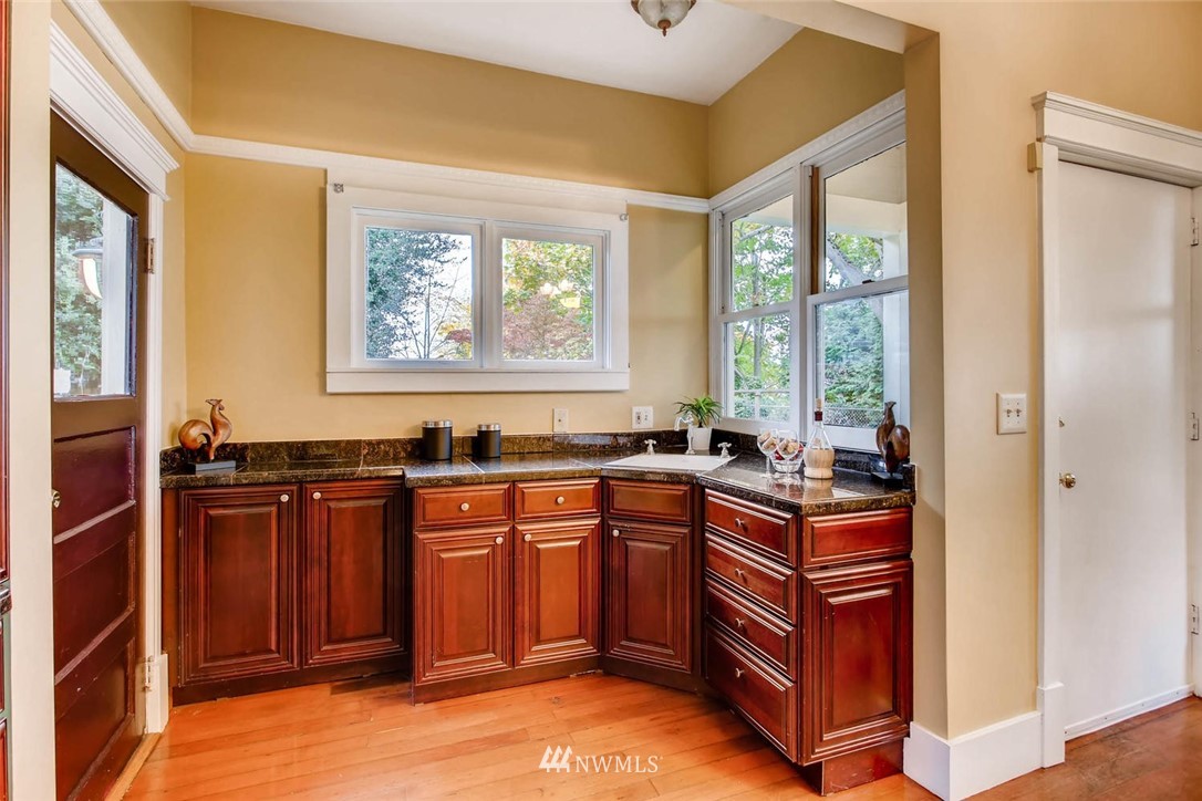 1136 31st Avenue South Seattle, WA 98144 - Photo 9 of 25