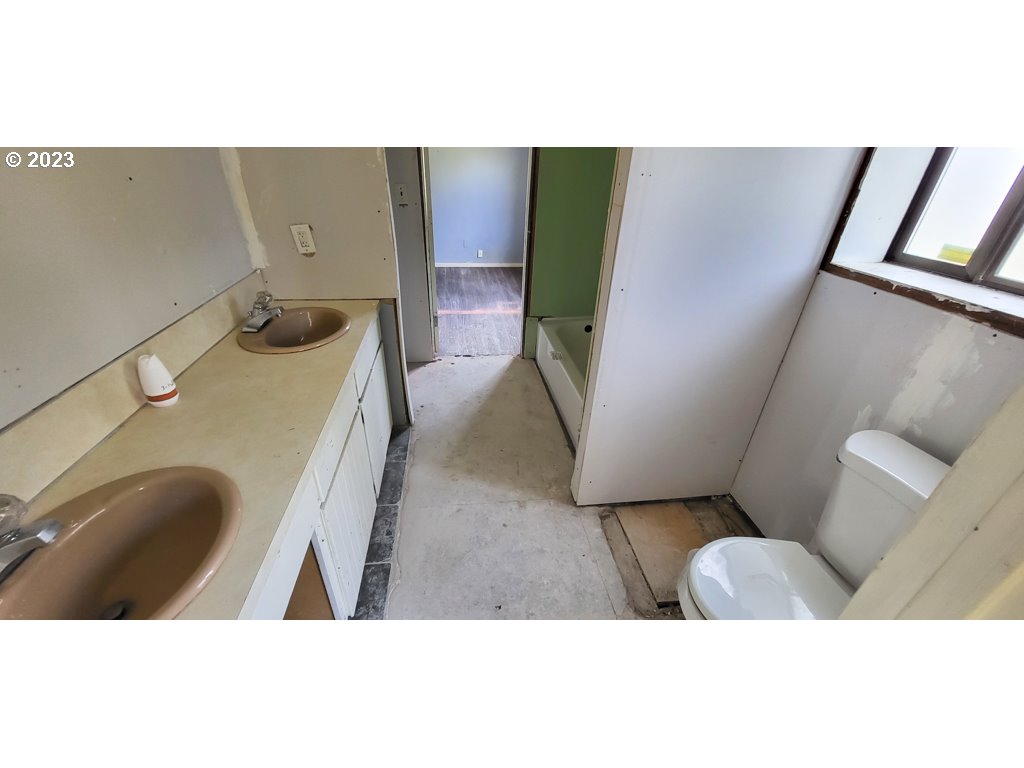 14680 South Redland Road Oregon City, OR 97045 - Photo 18 of 22 Bathroom