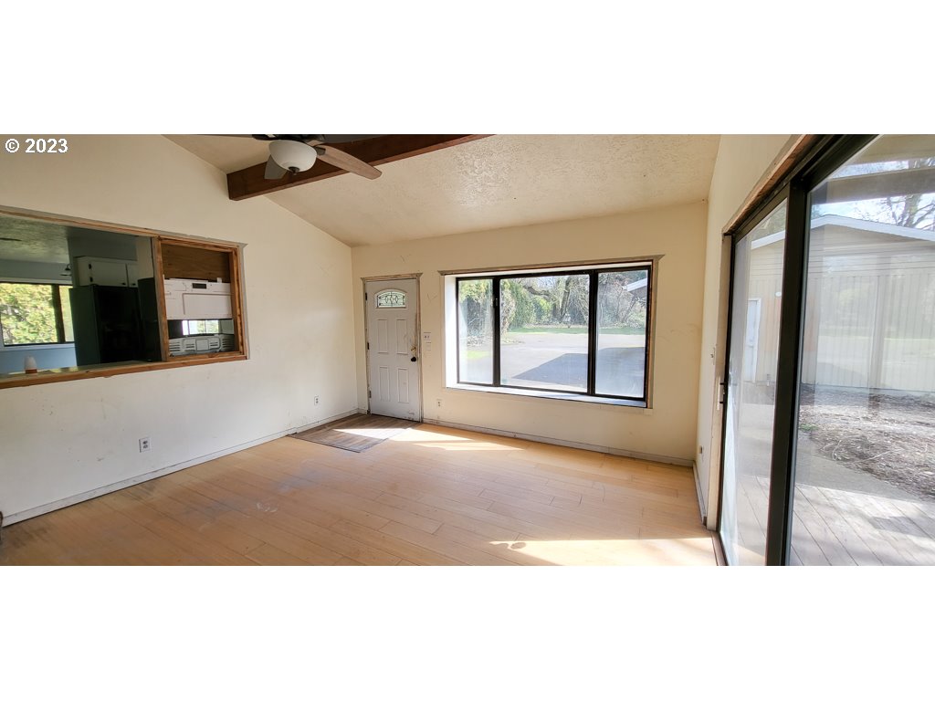 14680 South Redland Road Oregon City, OR 97045 - Photo 2 of 22 Living Room
