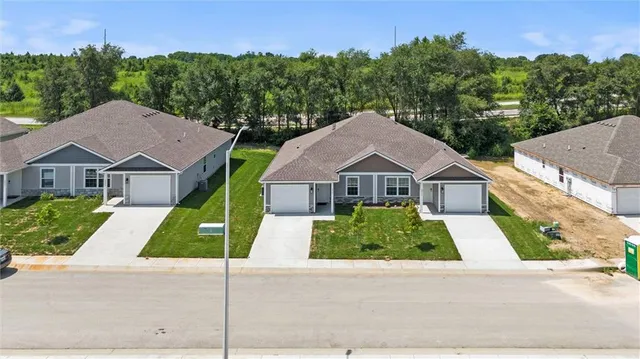 $299,000 | 9308 North Lenox Place, Kansas City, MO 64154