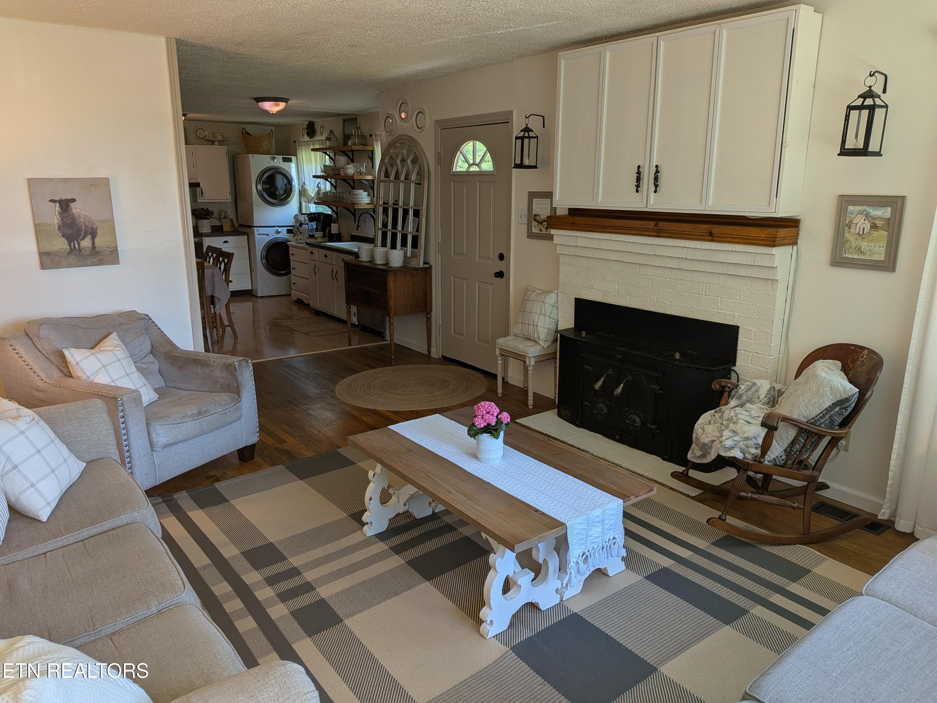 8135 Harmon Road Powell, TN 37849 - Photo 7 of 32 HarmonRd_04_LivingRoom2 (1)
