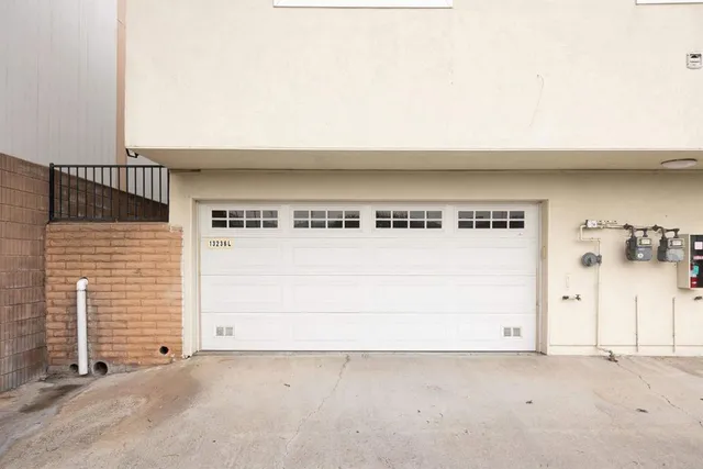 a view of a livingroom with kitchen