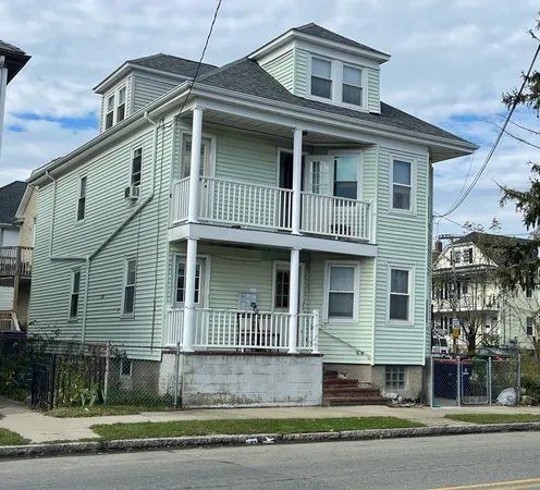 $1,550 | 831-833 Belleville Avenue, Unit 3, New Bedford, MA 02745