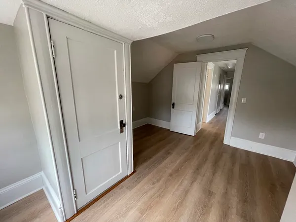 $1,550 | 831-833 Belleville Avenue, Unit 3, New Bedford, MA 02745