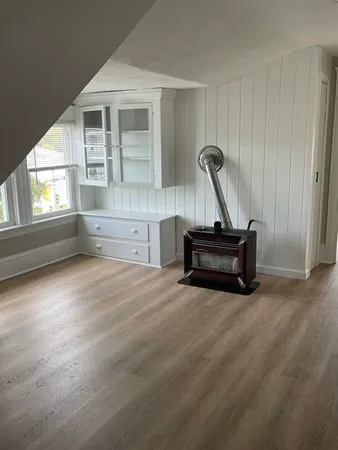 $1,550 | 831-833 Belleville Avenue, Unit 3, New Bedford, MA 02745