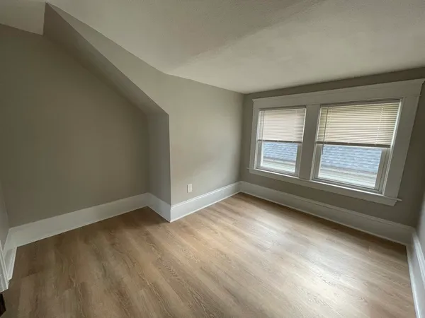 $1,550 | 831-833 Belleville Avenue, Unit 3, New Bedford, MA 02745