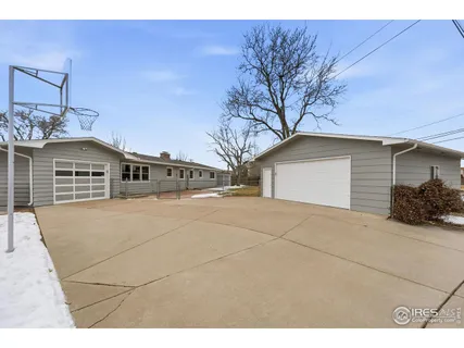 a view of livingroom with furniture