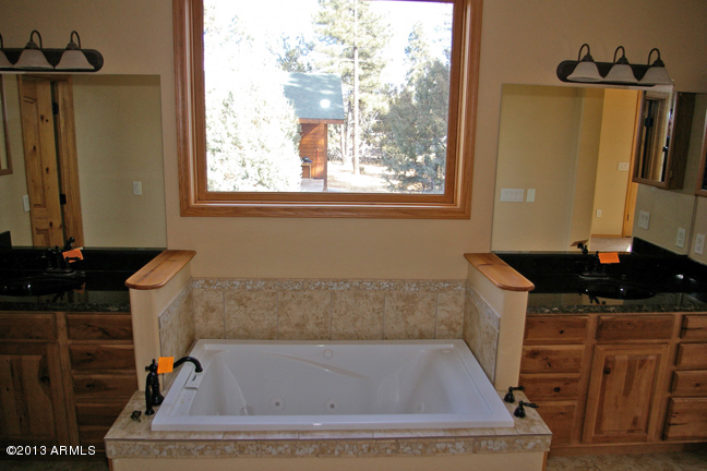 2961 West Alpine Rdg Road Show Low, AZ 85901 - Photo 10 of 17 Master Bath