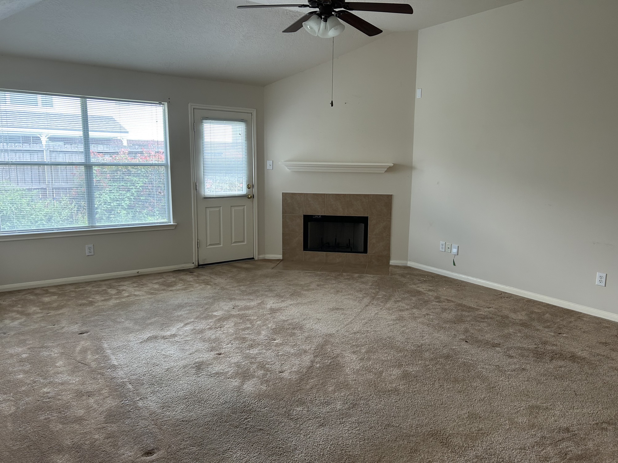5119 Spring Oak Drive Pasadena, TX 77505 - Photo 4 of 11 an empty room with windows